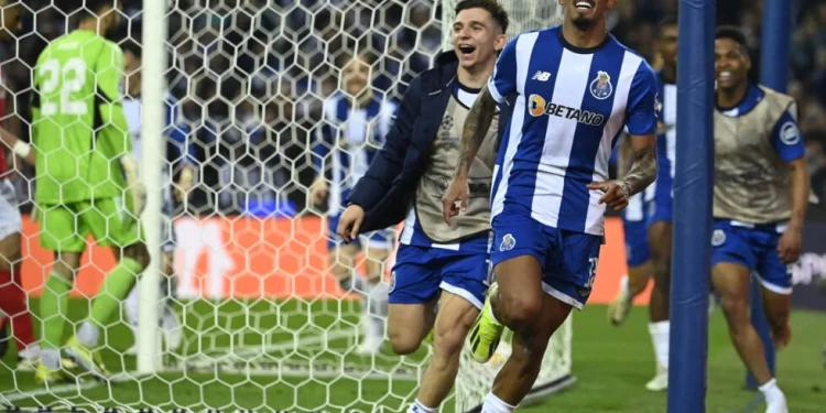 Galeno stuns Arsenal with late Porto winner