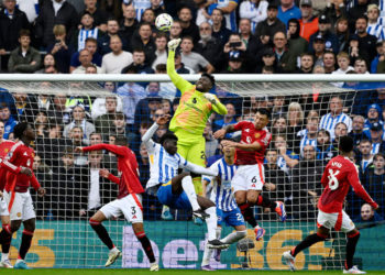 Brighton leave it late to beat Manchester United 2-1